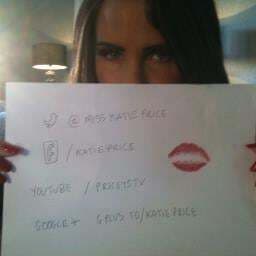 केटी प्राइस ने नवजात बेटी का फोटो ट्विटर पर शेयर किया