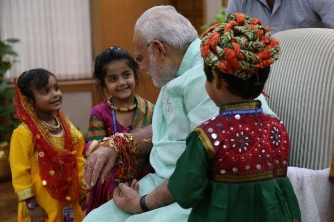 नरेंद मोदी को बच्चों ने बांधी राखी