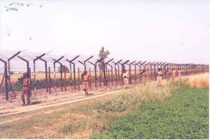 जम्मू-श्रीनगर हाइवे पर सेना के काफिले पर आतंकी हमला,7 जवान घायल