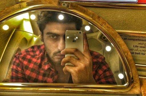 और अर्जुन की गोद में बैठ गईं दीपिका