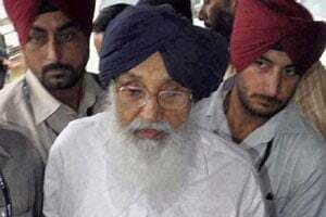 प्रकाश सिंह बादल पर युवक ने फेंका जूता,सीएम ने किया माफ