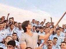 खुली शर्ट और डिंपल कपाडिया जी को निहारना वाह डैडी वाह