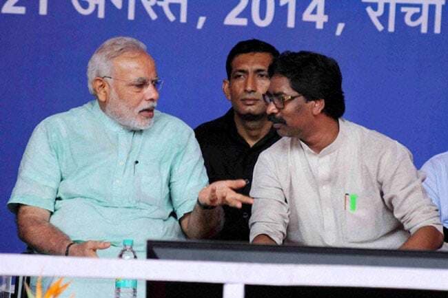 मंच नरेंद्र मोदी का, कद बढ़ा लिया हेमंत ने