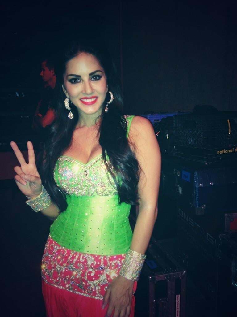 ...और जब हॉट सनी ने शरीर में डाला कूल वाटर