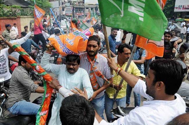 तोमर को काला झंडा दिखाया, भिडे JMM और BJP कार्यकर्ता, कई घायल