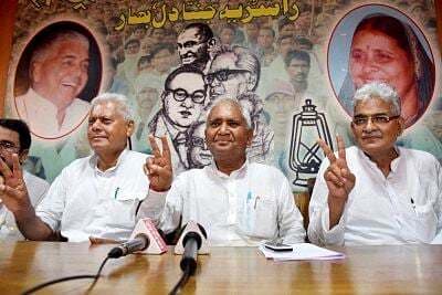 नहीं चली मोदी लहर,लालू-नीतीश गठबंधन को बढत