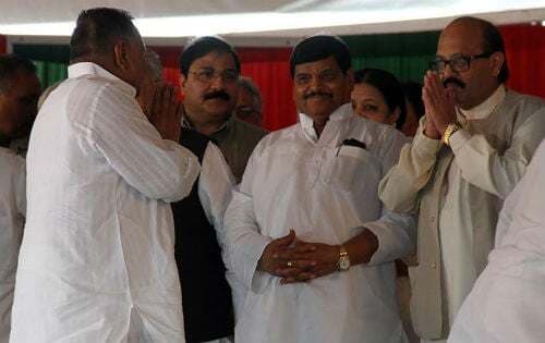 सपा में हो रहा अमर पर नफा-नुकसान का मंथन