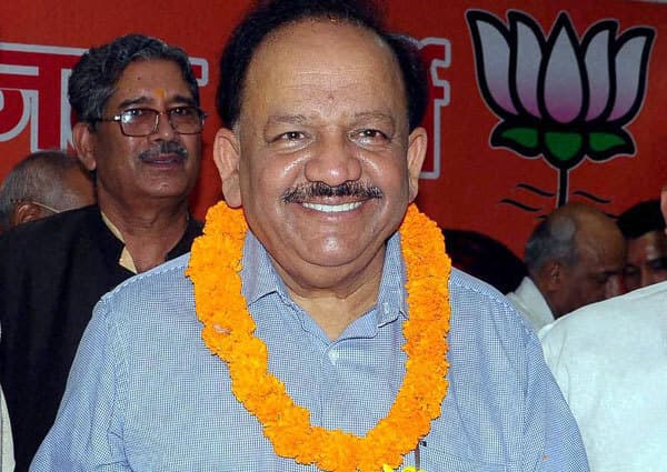 स्वास्थ्य मंत्री ने औरत के शरीर को बताया मंदिर