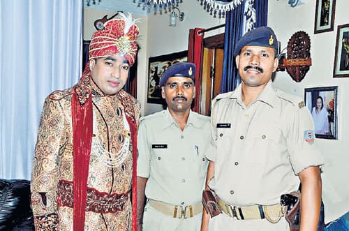 रकीबुल की शादी:पुलिसवाला चला रहा था गाड़ी, डीएसपी उड़ा रहे थे पैसे