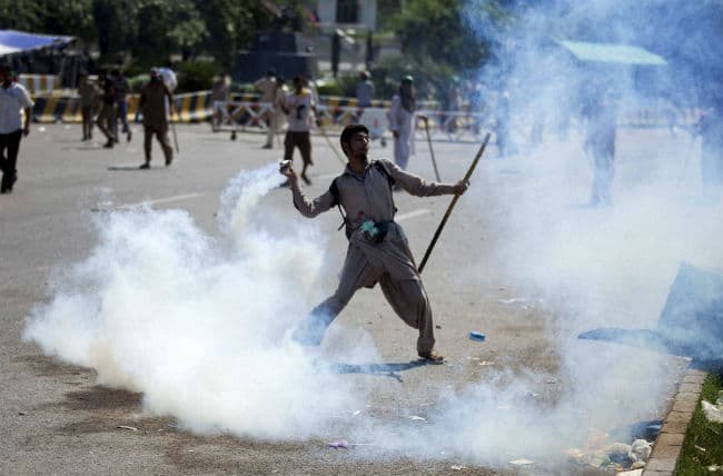 पाकिस्‍तान:प्रदर्शनकारियों ने जिओ न्यूज के दफ्तर पर किया हमला