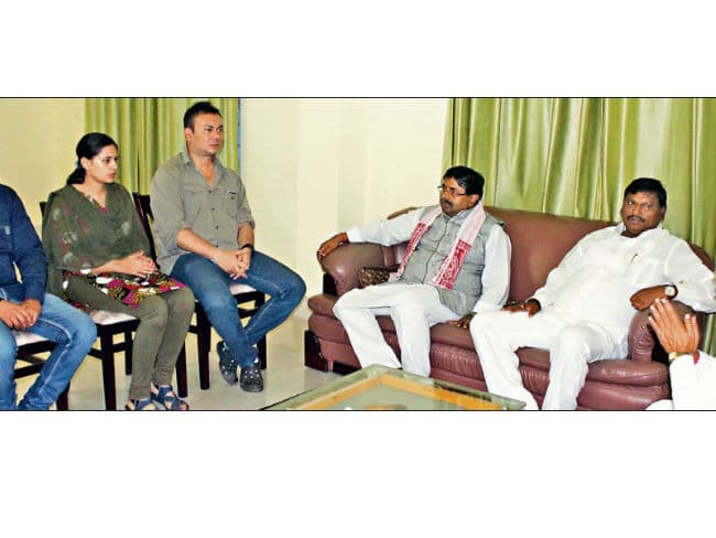 तारा शाहदेव से मिले केंद्रीय मंत्री गहलोत,कहा, होगा न्याय,गृहमंत्री से करेंगे बात