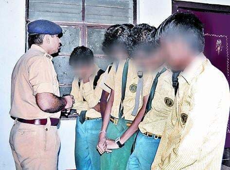 रंगरेलियां मनाते पूर्व विधायक के नाती समेत छह छात्र धराये