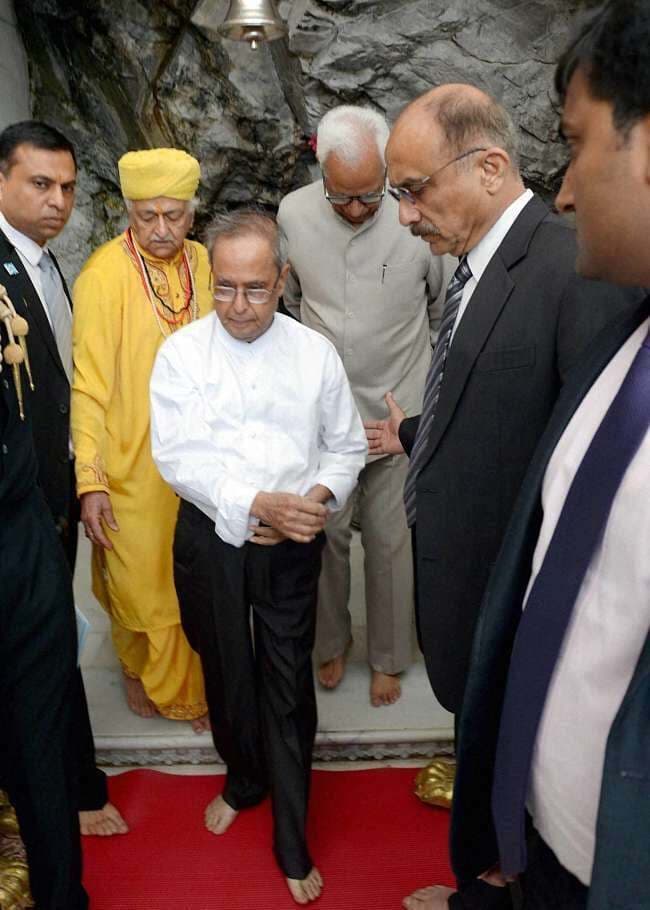 राष्‍ट्रपति प्रणव मुखर्जी ने माता वैष्‍णों देवी मंदिर में शीश नवाया