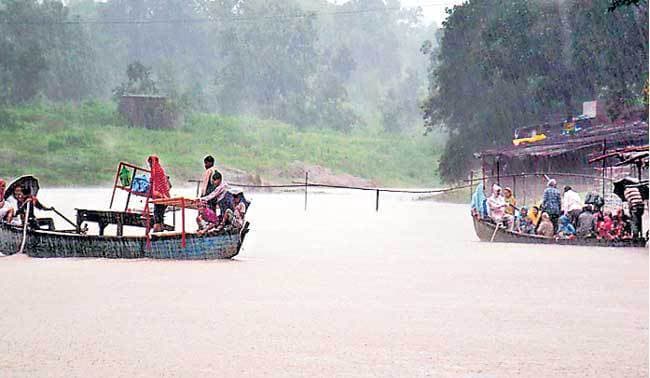 रजरप्पा मंदिर में बाढ़, श्रद्धालु बहा