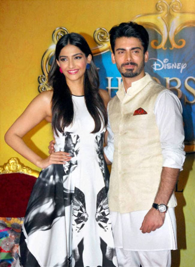 फिल्‍मों को छोड अब होस्‍ट बन गए सोनम-फवाद