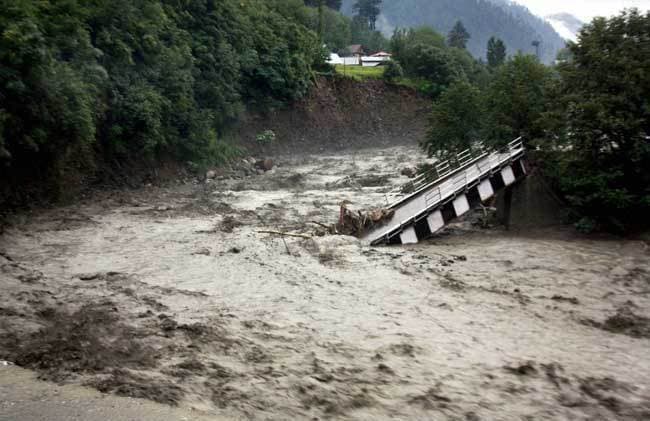 श्रीनगर:बचाव कार्य में लगे 1000 सैनिक परिवार समेत बाढ़ में फंसे