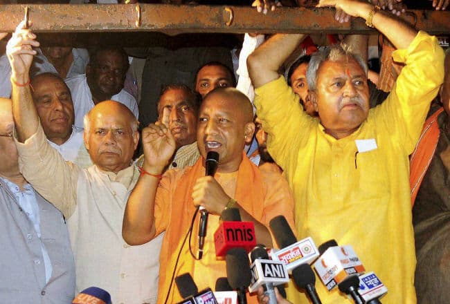 बिना इजाजत रैली की, योगी आदित्यनाथ पर मुकदमा दर्ज