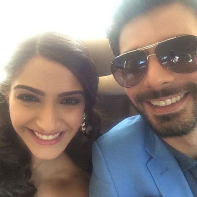 सोनम-फवाद जयपुर  की बारिश में कर रहें...