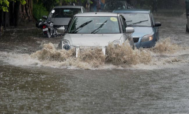 बाढ़ राहत कार्य के लिए विमान ईंधन पहुंचा रही है आइओसी