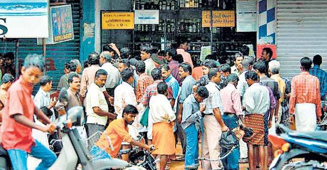 शराब से मुक्ति ढूंढ़ता केरल