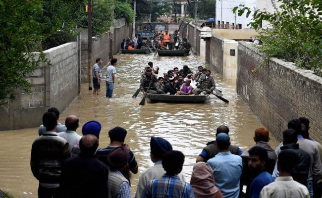 कश्मीर के लगभग डेढ़ लाख बाढ़ पीड़ितों को बचाया गया