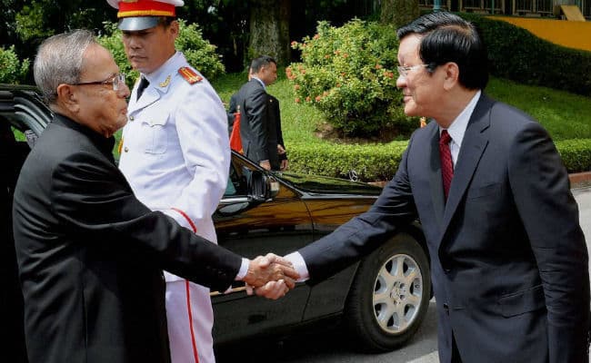 प्रणब मुखर्जी की वियतनाम के राष्ट्रपति से बातचीत, सात समझौतों पर हस्ताक्षर