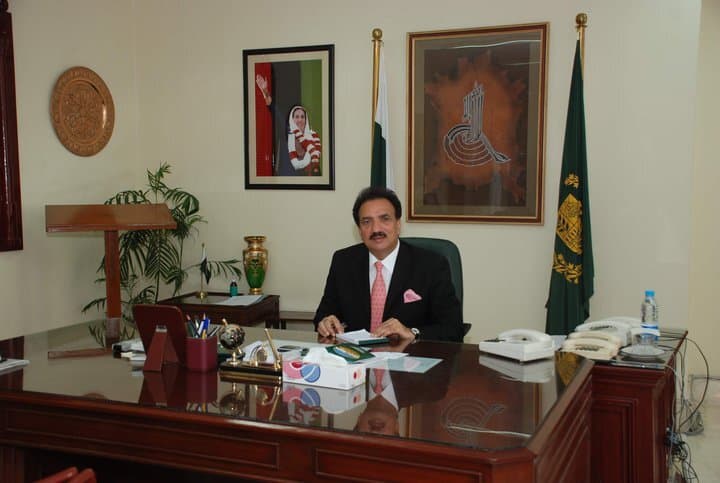 पाक : देर से आये पूर्व गृहमंत्री को गुस्‍साये यात्रियों ने विमान से बाहर किया