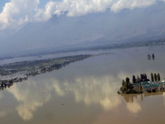 जम्मू-कश्मीर बाढ़:राहत सामग्री से भरी बोट ले उड़े अलगाववादी नेता!