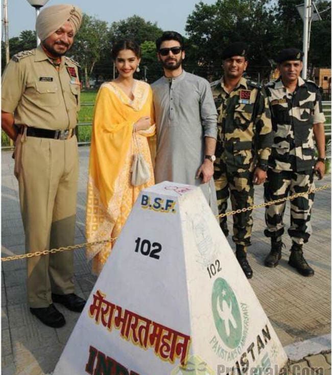 ‘खूबसूरत’ के प्रचार के लिए वाघा सीमा पहुंचे फवाद-सोनम