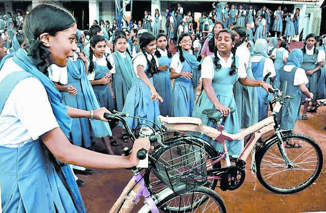 जेब खर्च के पैसे से दे रहे इएमआइ