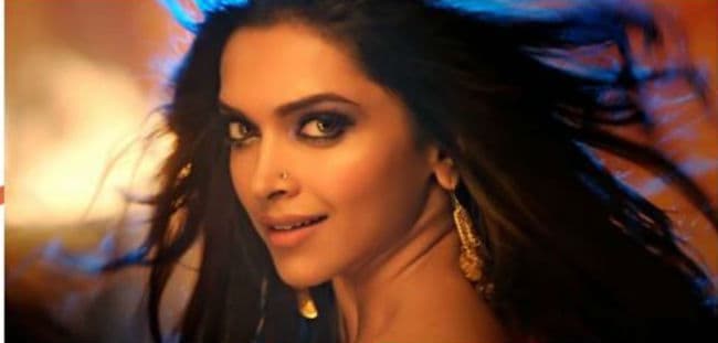 शाहरूख ने दिखाए 8 पैक एब्स तो दीपिका ने हॉट डांस में दिखाया...