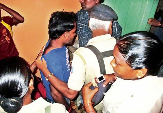 पांच लड़कियां बचीं, दलाल धराया