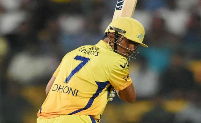 धोनी ने दी गेंदबाजों को बेहतर प्रदर्शन की सलाह
