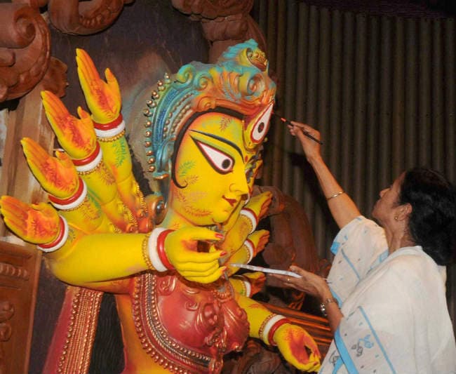 जब ममता दीदी ने बनायीं दुर्गा की आंखें