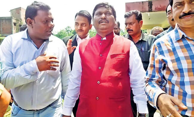 अर्जुन मुंडा कोर्ट में हाजिर, नामधारी के खिलाफ वारंट