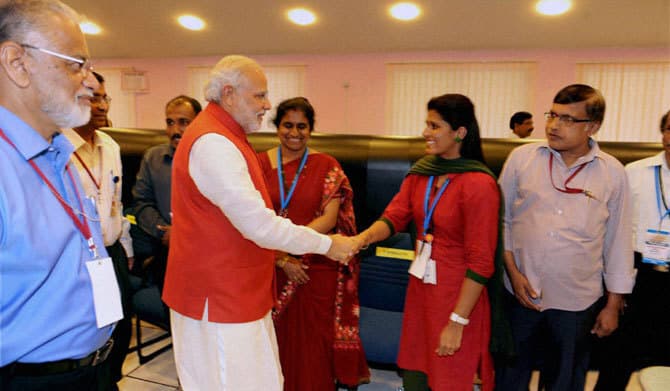 लाल ग्रह पर लहराया तिरंगा, पीएम मोदी ने इसरो प्रमुख को दी बधाई