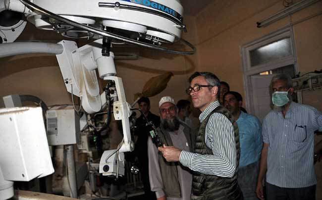 कश्मीर में मोमबत्ती की रोशनी में की गयी सर्जरी