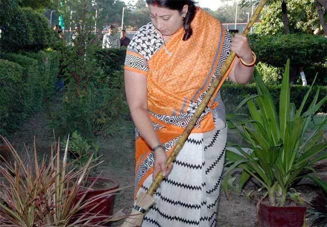 ....और झाड़ू लेकर निकली मोदी की ''बहन'' स्‍मृति