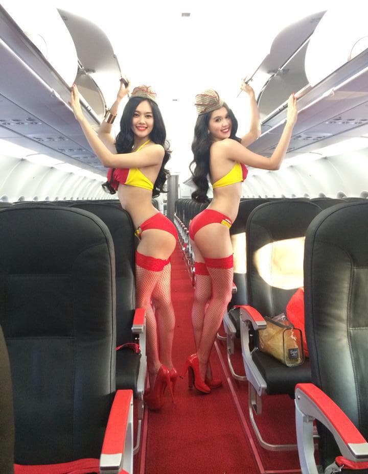 विमान में एयर होस्टेस ने पहना बिकनी,मचा हंगामा