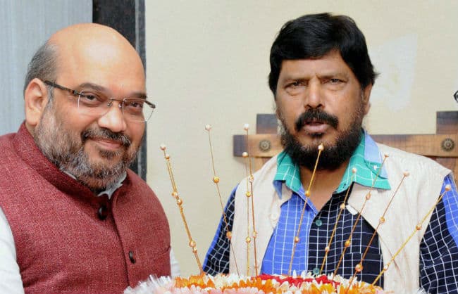 महाराष्‍ट्र चुनाव में फिर ''मोदी लहर'' चलाने की तैयारी, छोटे दलों को मनाने में जुटे शाह