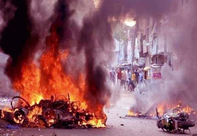 सांप्रदायिक हिंसा के बाद वडोदरा से हुई 40 गिरफ्तारी, बल्क एसएमएस पर प्रतिबंध