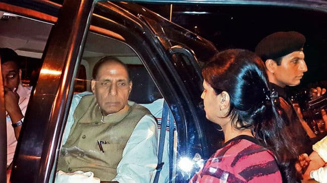 हत्या के आरोपी ने गृहमंत्री को पहनायी पगड़ी, विवाद