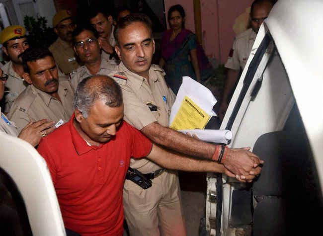 सोमनाथ भारती मामला : सोमवार को सुप्रीम कोर्ट में पेश होंगी पत्नी लिपिका मित्रा