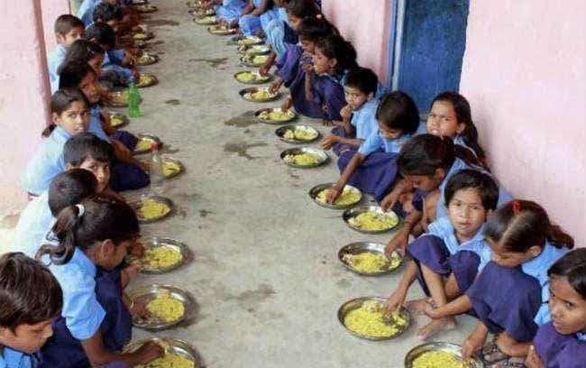 कितने अफसरों के बच्चे पढ़ते हैं सरकारी स्कूलों में, शिक्षा विभाग ने जिलों से मांगी जानकारी