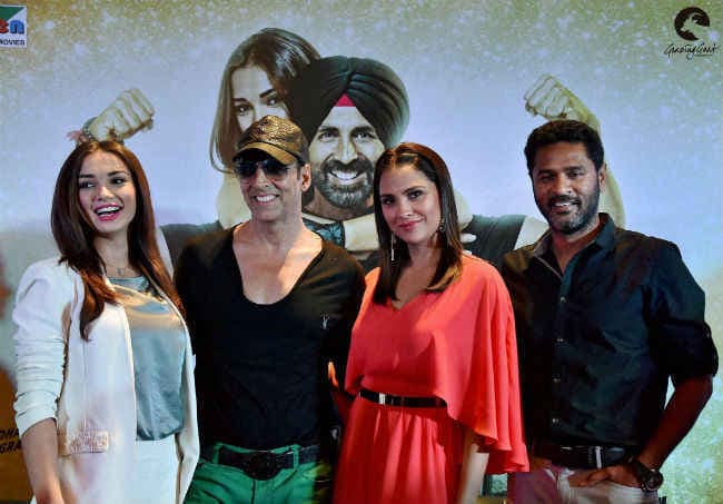 फिल्म रिव्यू : कॉमेडी को ओवरडोज ''सिंह इज ब्लिंग''