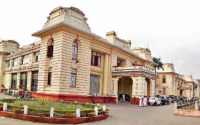 सत्ता के अंतर्विरोधों का टकराव