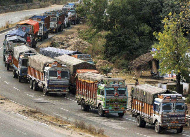 ट्रांसपोर्टरों की हडताल तीसरे दिन भी जारी, सडकों से ट्रक नदारद