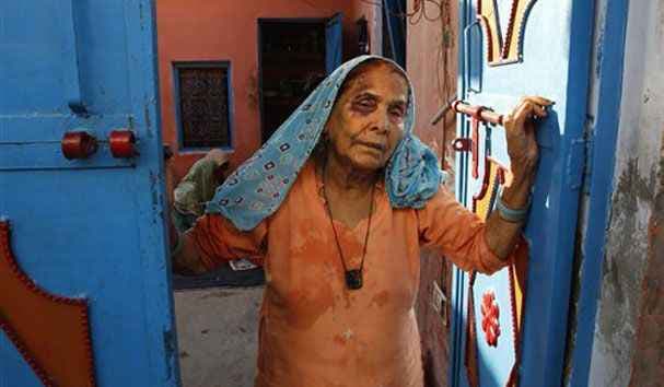 बिसहडा मामला : राजनीति तेज, आरोपी के पिता के साथ तस्वीरों में दिखे केंद्रीय मंत्री महेश शर्मा