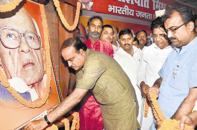 पहले टिकट बांटते थे, अब खुद मुहताज