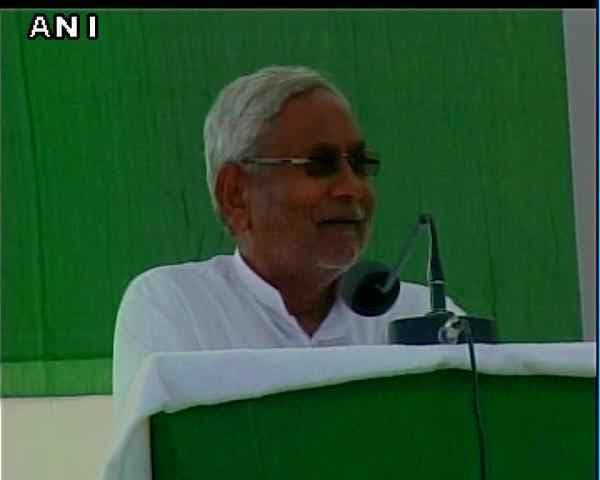 पीएम नरेंद्र मोदी को दादरी मामले पर सफाई देनी चाहिए : नीतीश कुमार